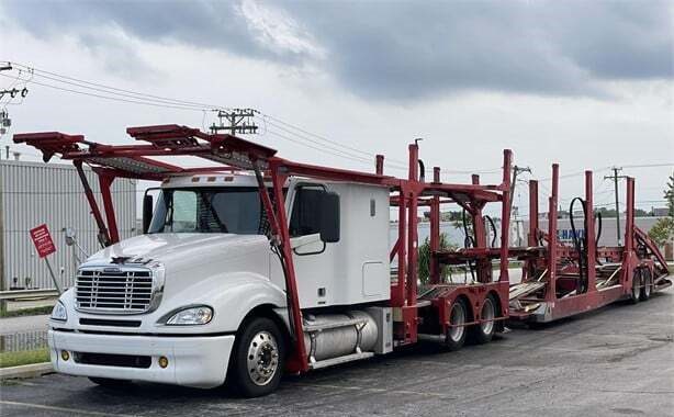 2006 Freightliner Columbia 112 with Car Carrier