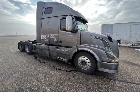 2015 VOLVO VNL64T670