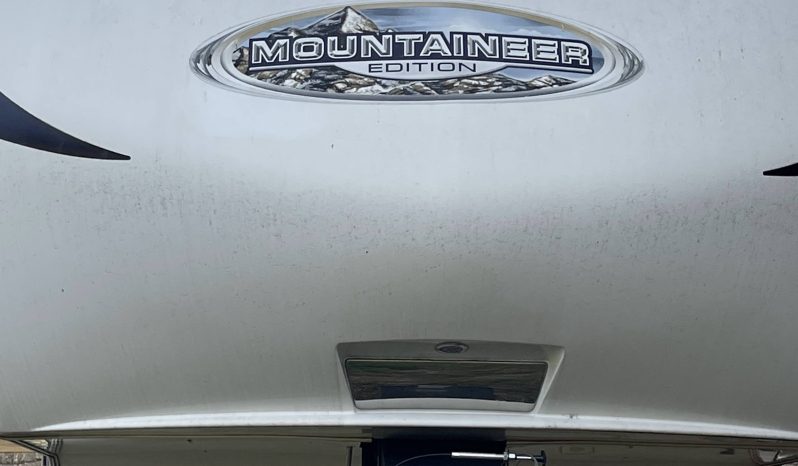 2011 Montana Mountaineer 38’ full