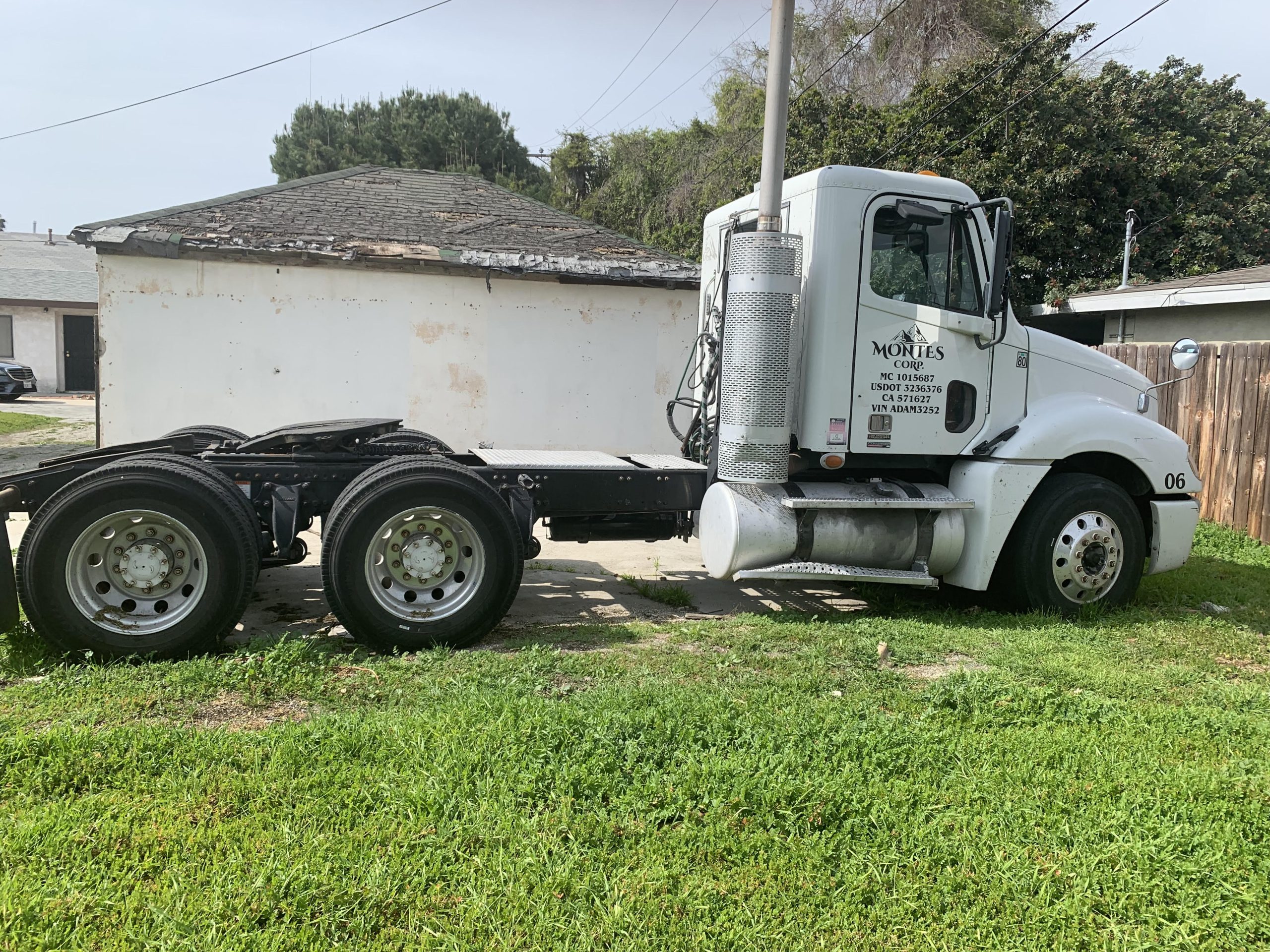 2010 Freightliner Columbia 120 Day Cab