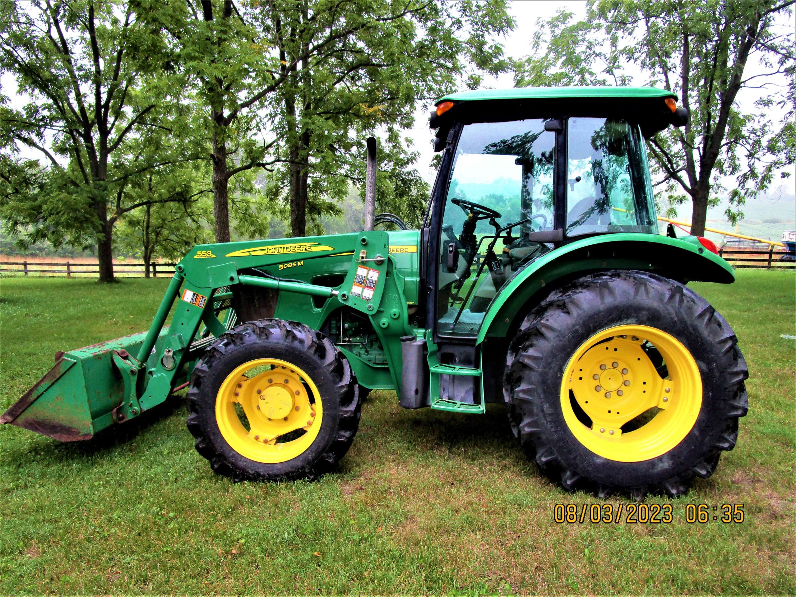 2009 John Deere 5085M W 553 Loader