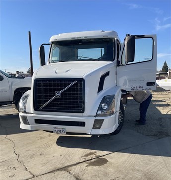 2015 VOLVO VNL64300