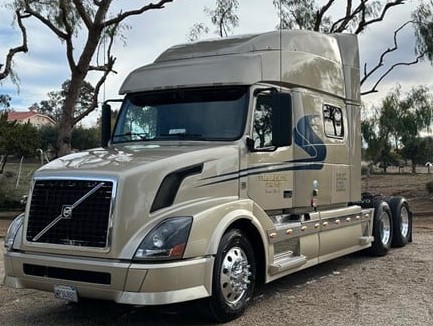 2011 VOLVO VNL64T730