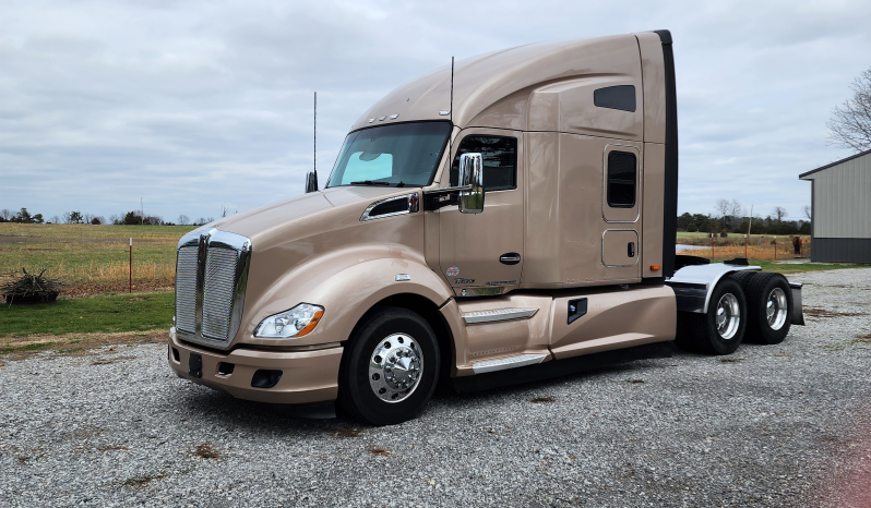 2020 Kenworth T680 and 2018 Fontaine flatbed full